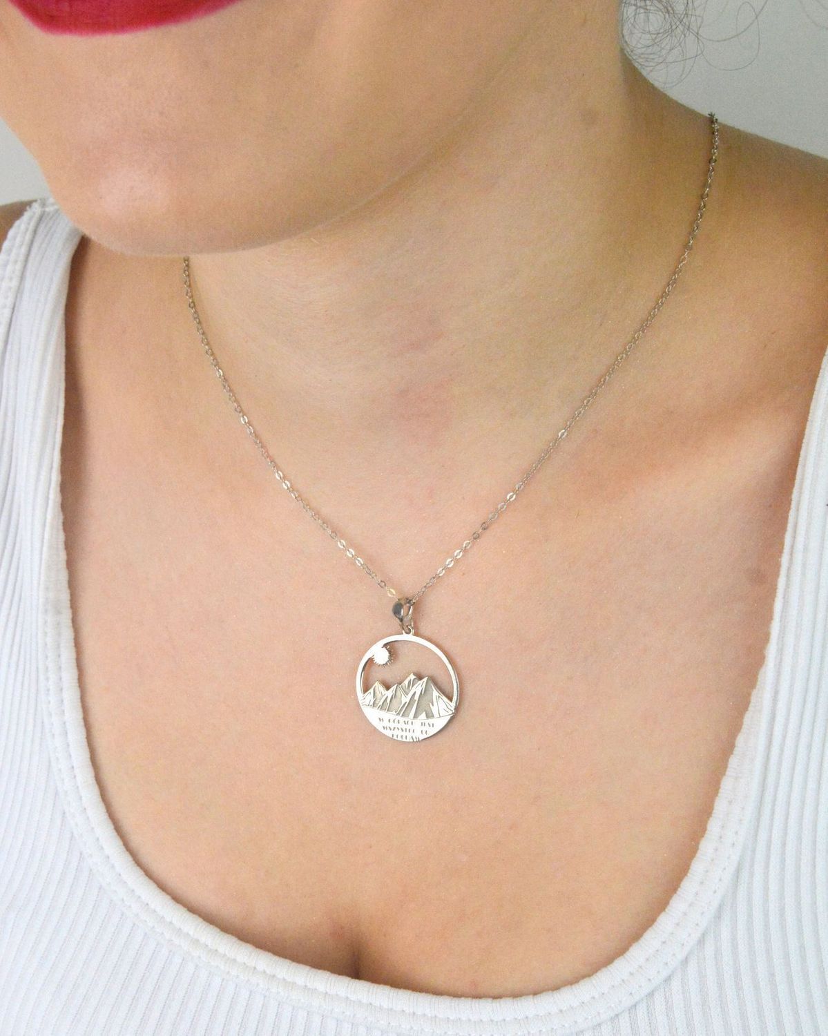 Srebrny naszyjnik z motywem gór (925) – DIA-NSZ-NR R440-925. Personalizacja z grawerem gratis! Idealny prezent dla miłośnika natury. Bez niklu, regulowana długość, eleganckie opakowanie.1.jpg